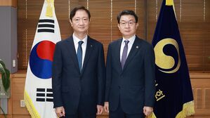 금융위원장&middot;금감원장 긴급 회동&hellip;"전면 쇄신할 것"