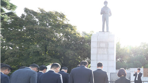 국민의힘 장동혁 대표가 29일 인천시 중구 자유공원 맥아더 장군 동상을 찾아 묵념하고 있다. (사진=연합뉴스)