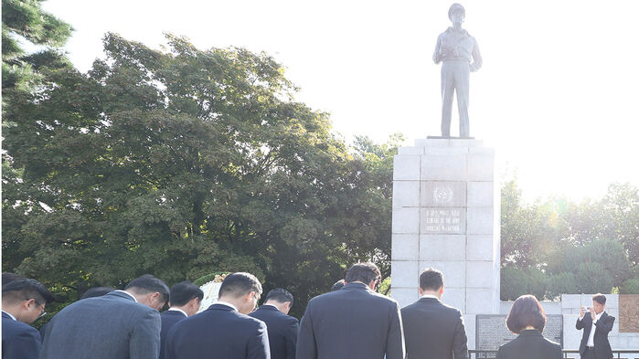 국민의힘 장동혁 대표가 29일 인천시 중구 자유공원 맥아더 장군 동상을 찾아 묵념하고 있다. (사진=연합뉴스)