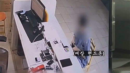 슬쩍 꺼내더니 스윽…휴대폰 가게서 무슨 일이?