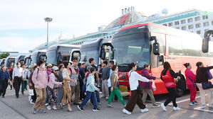 '중국 무비자' 첫날 인천항에 유커 2천800명…부산·제주도 기대감