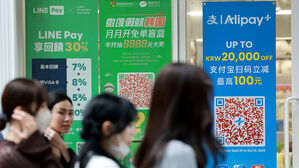 유통가 북적북적…중국 단체 관광객 K팝 앨범·푸드·뷰티 싹쓸이