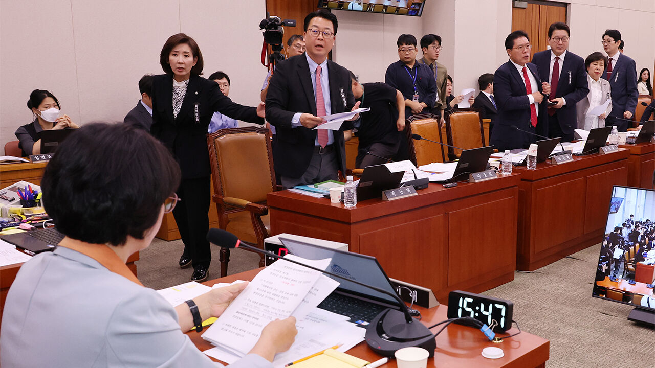 30일 국회 법제사법위원회 전체회의에서 더불어민주당 추미애 위원장이 대법원에 대한 현장검증 실시계획서 채택 건을 의결하려 하자 나경원 의원 등 국민의힘 위원들이 항의하며 회의장을 나가고 있다.