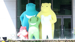 '3미터' 거대 곰 "만져도 돼요&hellip;연대의식 기대"