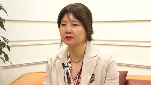 서울의 한 전통시장에서 갑자기 쓰러진 사람 구한 여성
