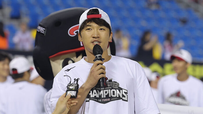 LG 트윈스 박해민이 1일 서울 잠실야구장에서 정규 시즌 우승을 확정한 뒤 소감을 말하고 있다. (사진=연합뉴스)
