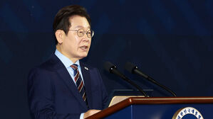 이 대통령 "지금은 격변의 시대&hellip;해외 국민&middot;동포 안전 지키겠다"