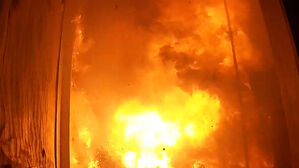 연기 내뿜고 5분 만에 '펑'…순식간 불길 뒤덮였다