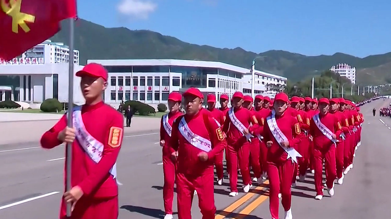 [한반도 포커스] 북한도 러닝 열풍?…빨간 옷 맞춰 입고 단체 달리기