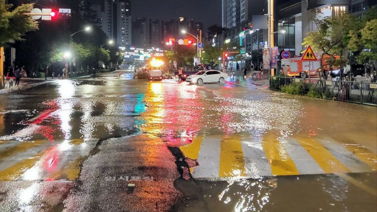 과천 별양동서 아파트 단지 사이 상수도관 파열…도로 통제
