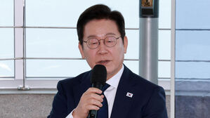 이 대통령 "이산가족 생사 확인&middot;편지 교류, 북한도 인도적 고려해야"