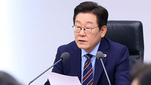 이 대통령 "밤낮없이 애쓰는 공무원 근무여건 개선에 관심 기울여야"