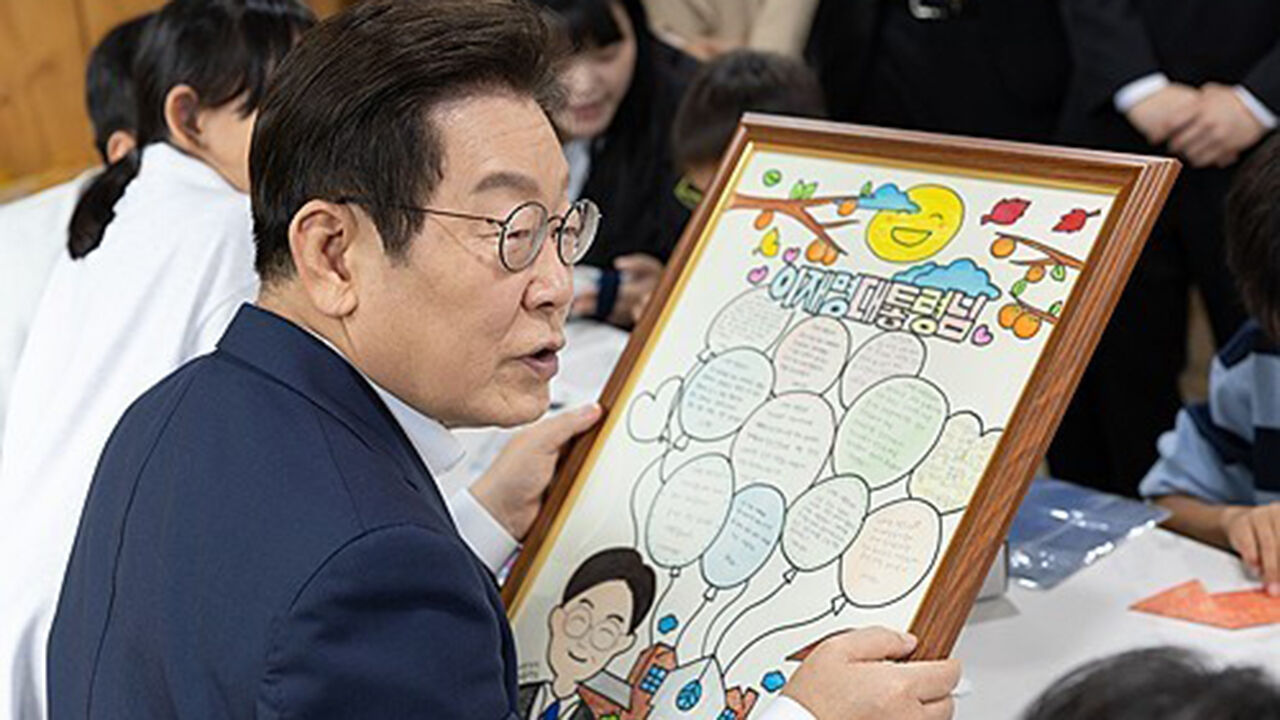 연휴 첫날 아동시설 찾은 이 대통령 "아이들 밝게 자라도록 최선"