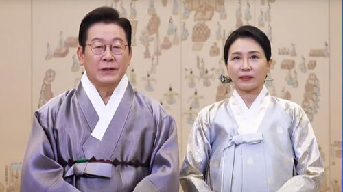 이재명 대통령과 김혜경 여사가 추석 연휴 이틀째인 4일 한복 차림으로 영상 메시지를 통해 명절 인사를 전하고 있다.