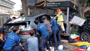 청와대 사랑채 공용주차장으로 SUV 돌진…관리인 중상