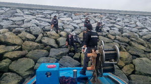 "명절에 낚시 갔다가"…방파제에 고립된 친인척 5명 구조