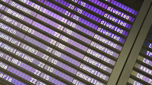 "저게 뭐야?" 유럽 하늘 휩쓸더니…독일공항도 덮쳤다