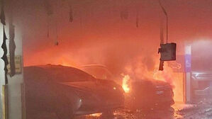 아파트 지하주차장서 전기차 '활활'…인명피해는 없어