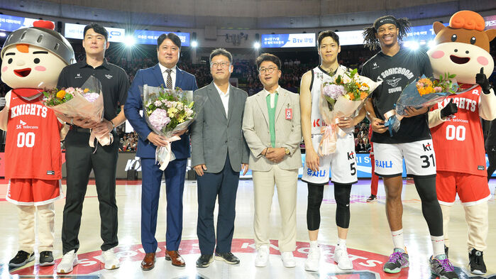 SK로부터 환영 꽃다발 받은 kt의 문경은 감독(왼쪽에서 3번째), 김선형(오른쪽에서 3번째), 아이재아 힉스(오른쪽에서 2번째)
