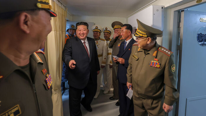 김정은 북한 국무위원장이 5일 무장장비전시회 참관 일정으로 5천t급 신형 구축함 '최현호'를 돌아봤다. (사진=조선중앙통신, 연합뉴스)