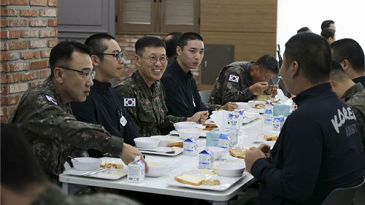 육군총장, 추석날 훈련병들과 식사…"여러분 덕에 명절 평안"