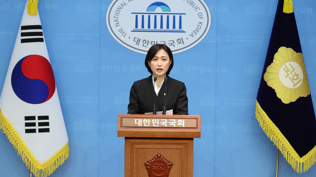 민주당 백승아 원내대변인이 지난 2월 16일 서울 여의도 국회 소통관에서 기자회견을 열고 당론으로 추진하기로 한 '하늘이법' 입법 방향을 설명하고 있다.