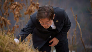 이 대통령, 부모 선영 참배…"모두의 대통령 다짐 다시 새겨"