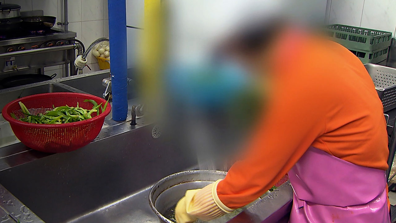 전화하니  보이스피싱이지 …차별·욕설 얼룩진 정착 생활