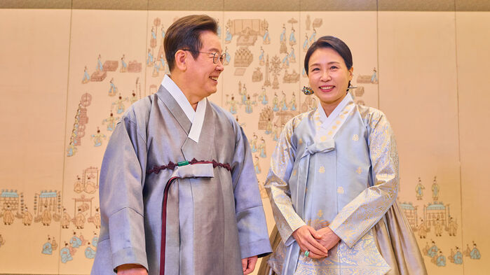 대통령실은 이재명 대통령과 김혜경 여사가 한복 차림으로 명절 인사를 하는 모습을 7일 SNS에 공개했다. (사진=이재명 대통령 SNS, 연합뉴스)