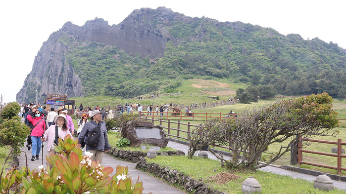 성산일출봉 찾은 관광객들