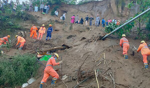 인도서 폭우로 인한 산사태에 버스 휩쓸려…최소 15명 사망