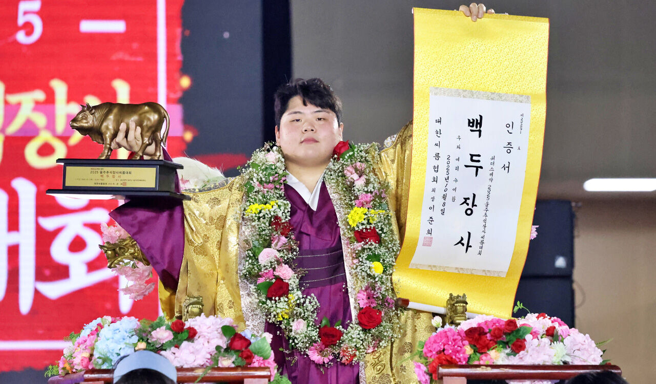 '씨름 괴물' 김민재, 추석씨름대회서 2년 연속 백두장사