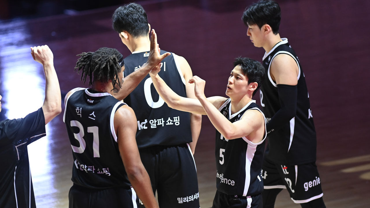 '힉스·하윤기 더블더블' KT, 삼성 꺾고 단독 선두