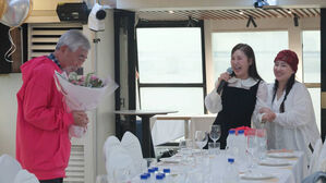 조현아, 새아버지 팔순에 '요트 대관'…깜짝 등장한 정체