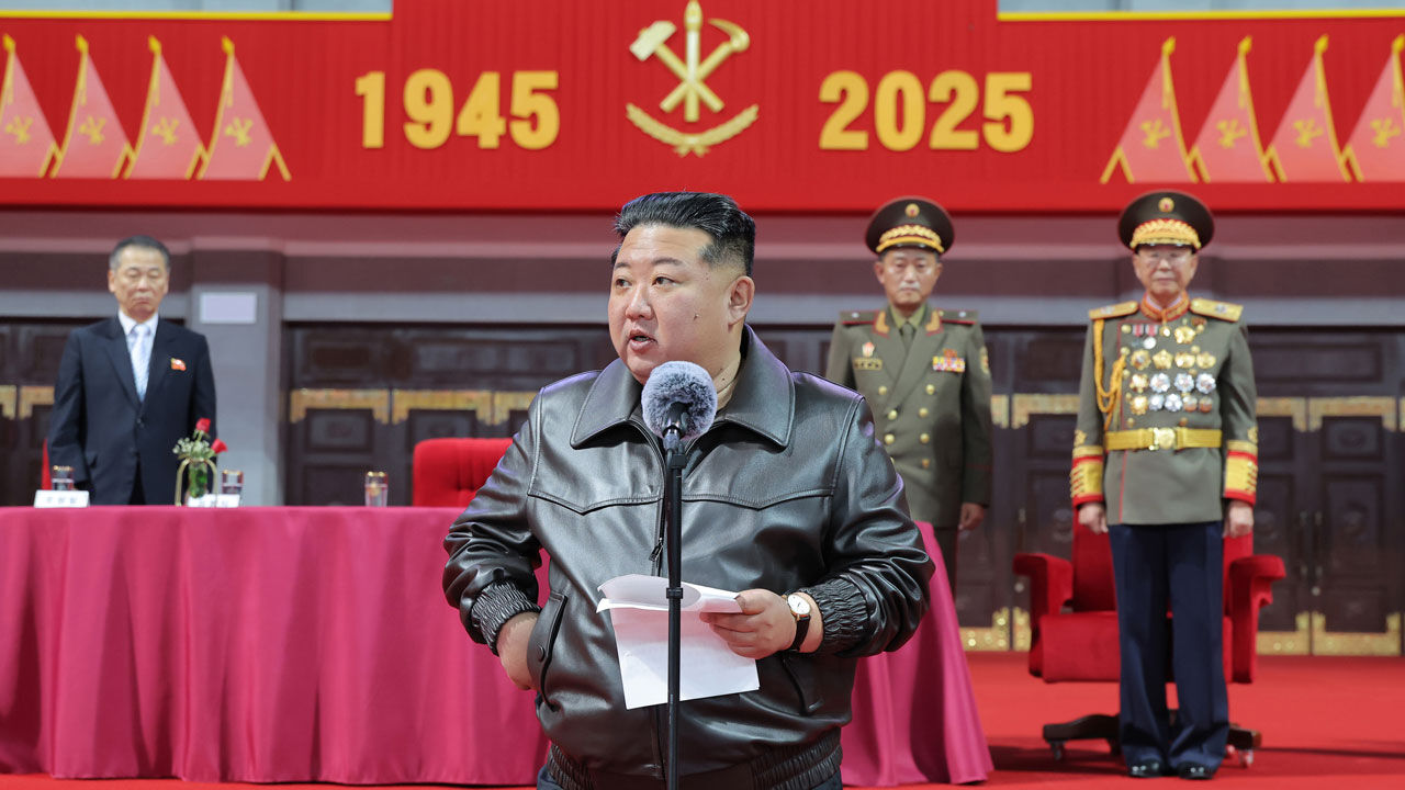 김정은, 당창건 80주년 행사 참가자들과 대집단체조 관람
