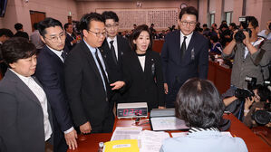 조희대 대법원장 90분가량 침묵&hellip;민주&middot;국힘, 격한 설전