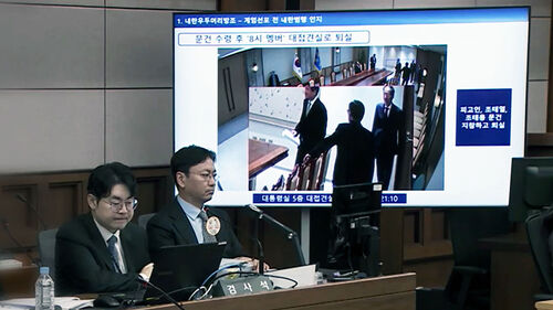 윤 만나고 나오더니…계엄 직전 한덕수 손에 들린 문건