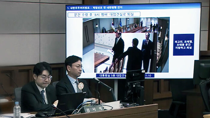 윤 만나고 나오더니…계엄 직전 한덕수 손에 들린 '문건'