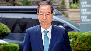 '계엄의 밤' CCTV 공개…문건 돌려 읽은 한덕수