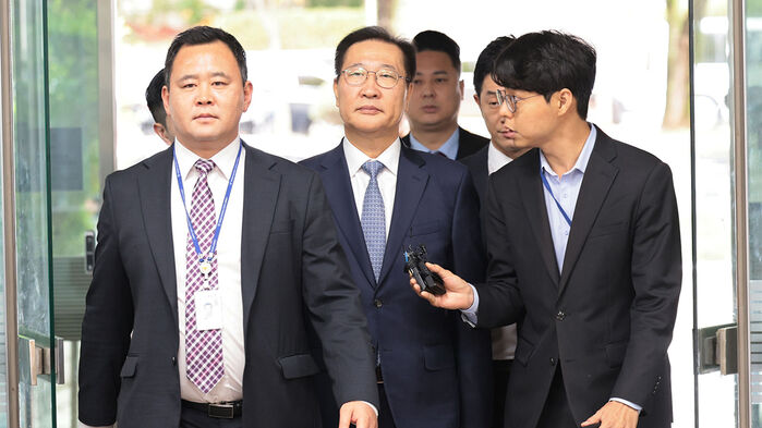 윤석열 전 대통령의 12·3 비상계엄 선포를 방조·가담한 혐의를 받는 박성재 전 법무부 장관이 14일 구속 전 피의자 심문을 받기 위해 서울중앙지방법원으로 들어서고 있다. (사진=연합뉴스)