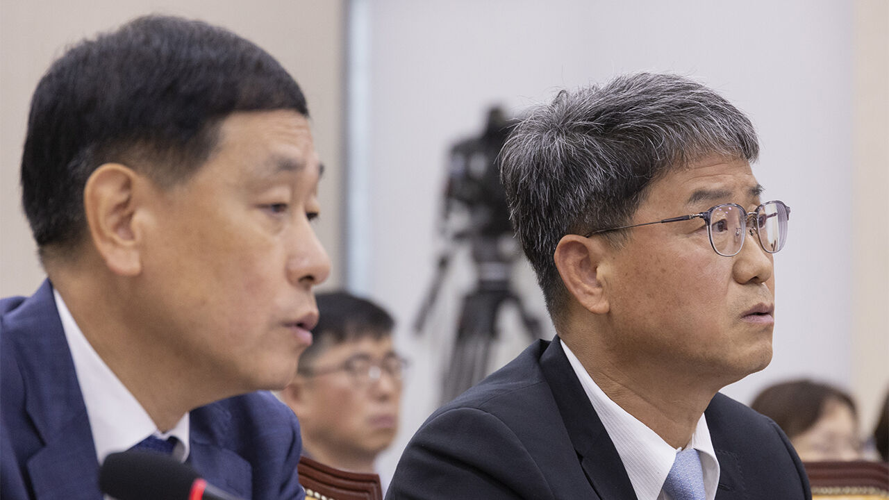 반상권 방송미디어통신위원회 위원장 직무대리(오른쪽)가 14일 국회 과학기술정보방송통신위원회에서 열린 2025년도 국정감사에 출석해 있다. (사진=연합뉴스)