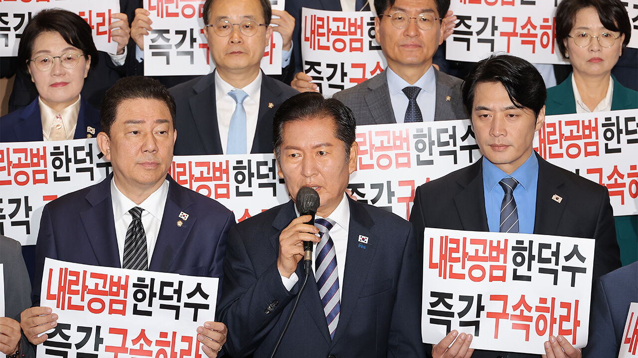 민주 "CCTV에 윤 지시 문건 든 모습 선명…한덕수는 계엄 공범"