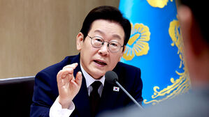 "국민 신속 송환하고, 여행 제한도 강화" 전세기 띄운다