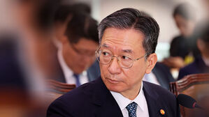 "위헌정당 해산 청구 검토 가능" 법무장관 첫 공개 언급