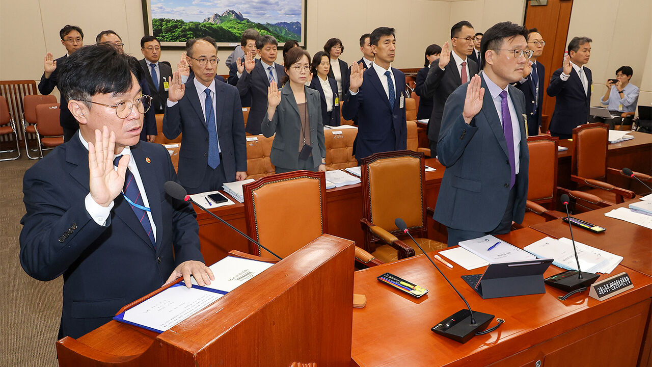 여야, '전 민주노총 간부 간첩 활동 판결' 두고 증인 공방…노동부 국감 파행