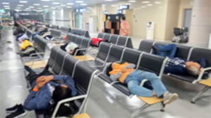 비행기 결항 120명 '꽁꽁' 발 묶여…새벽까지 항의