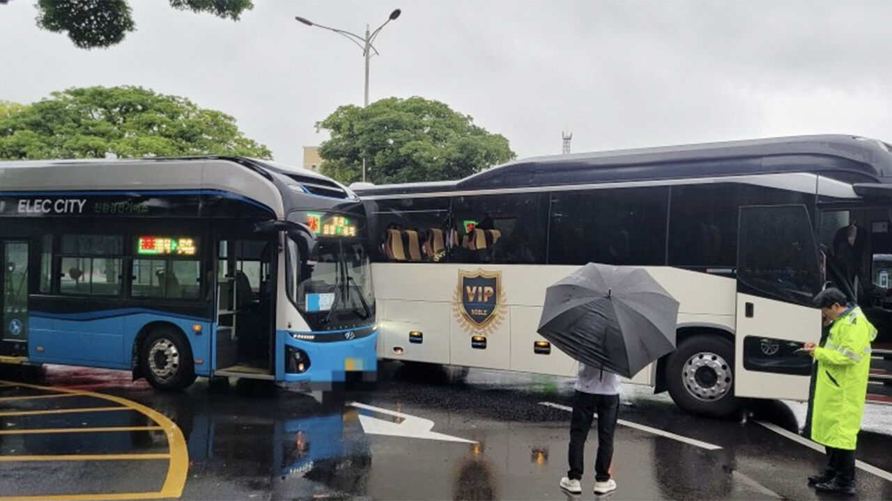 제주서 수학여행 관광버스-시내버스 부딪쳐…학생 3명 다쳐