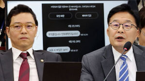 [여담야담] "쌍욕 들었다" vs "멱살 잡혔다"…'문자 폭로' 공방 2차전