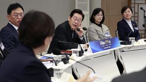 이 대통령 "차별적 지상파TV 광고·협찬 규제 없애야"