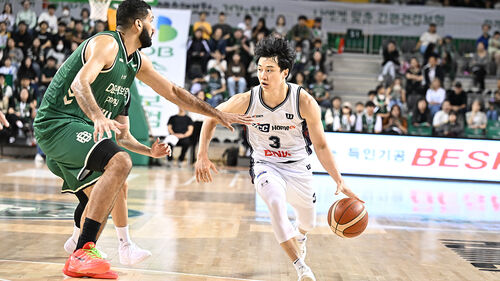 프로농구 KCC, DB 꺾고 3연승 '단독 선두'…허웅 '역전 3점포'